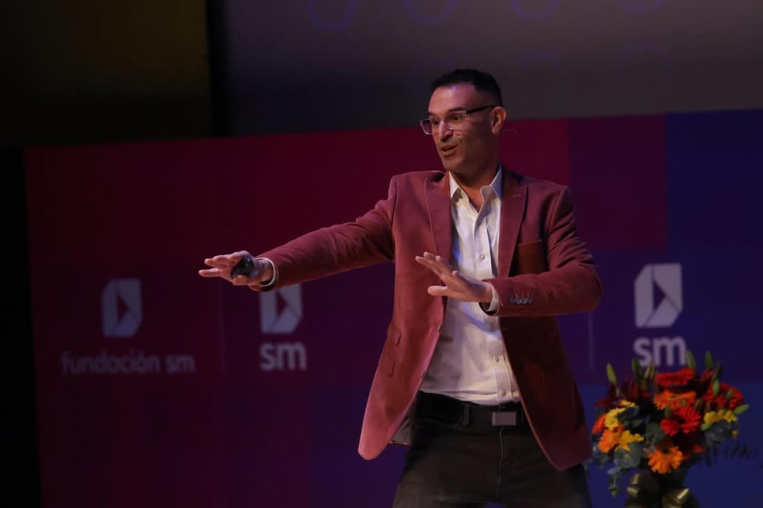Giancarlo Brotto speaking on stage.